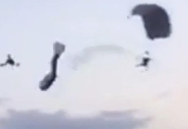 Две парашютистки столкнулись над пляжем в Мексике, одна погибла