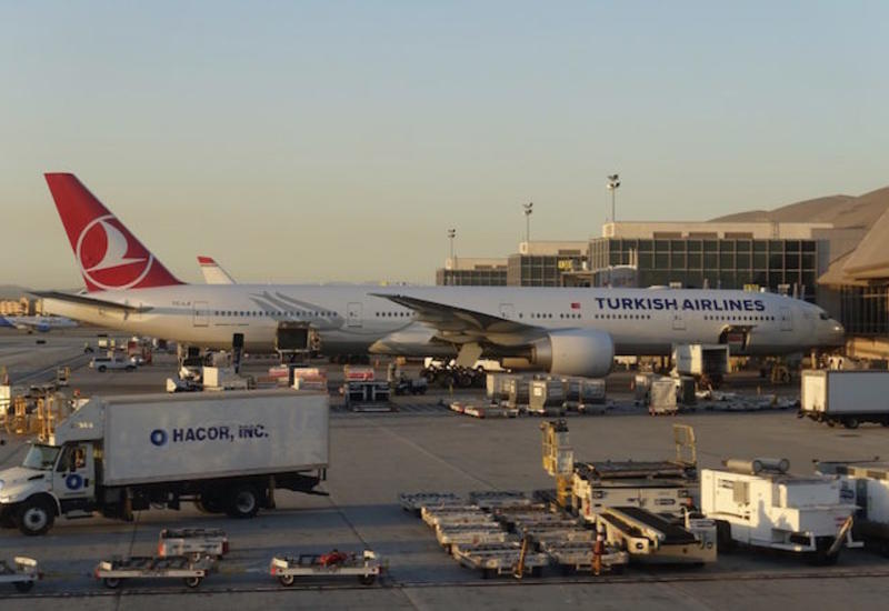 Неудачные шутки пассажиров задержали самолет в Стамбуле на 3 часа