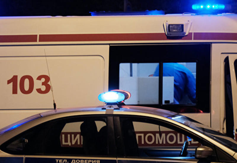 В Москве автомобиль въехал в автобусную остановку