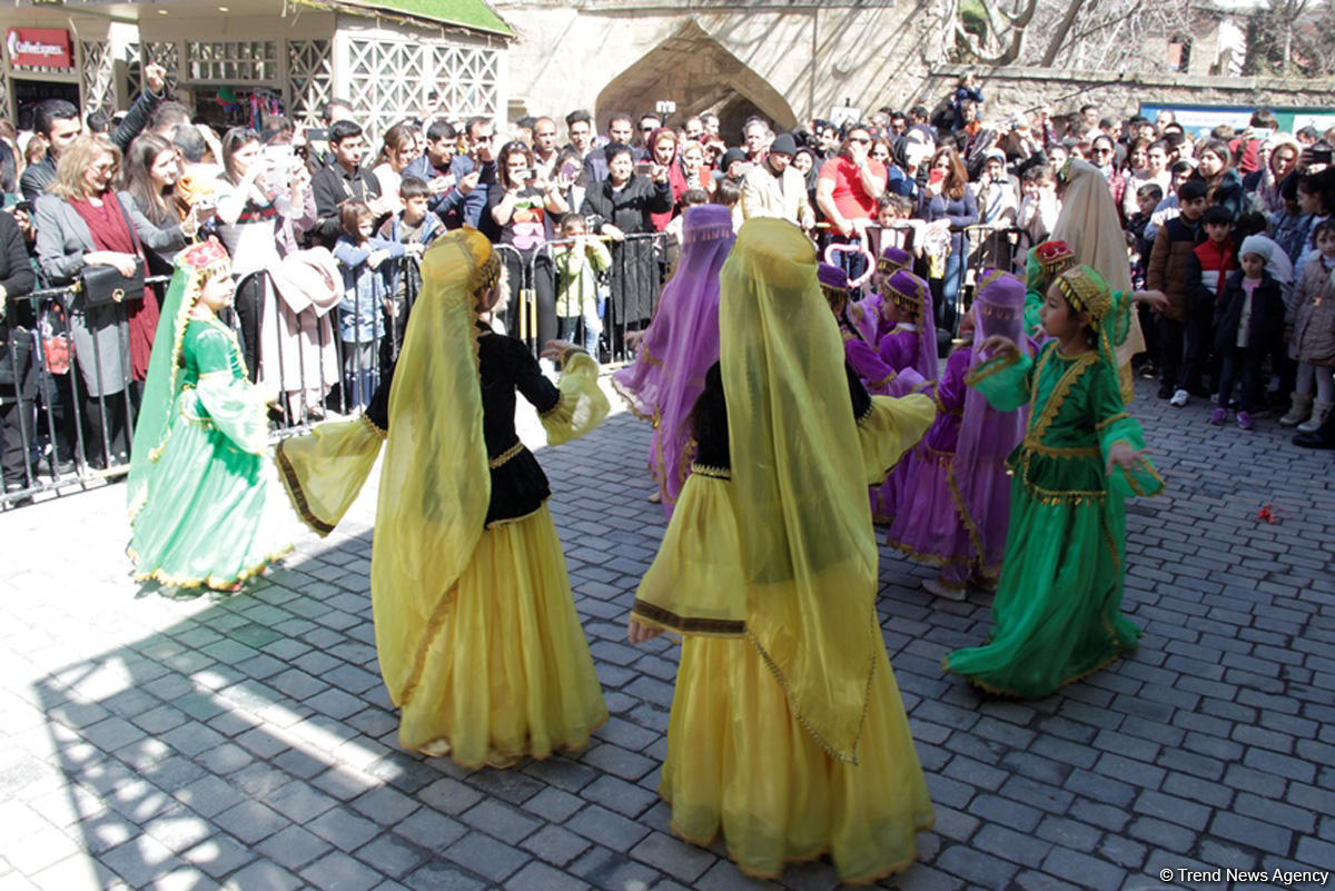 Массовые гуляния в Ичери шехер – песни и танцы народов мира, вкусные блюда, сувениры