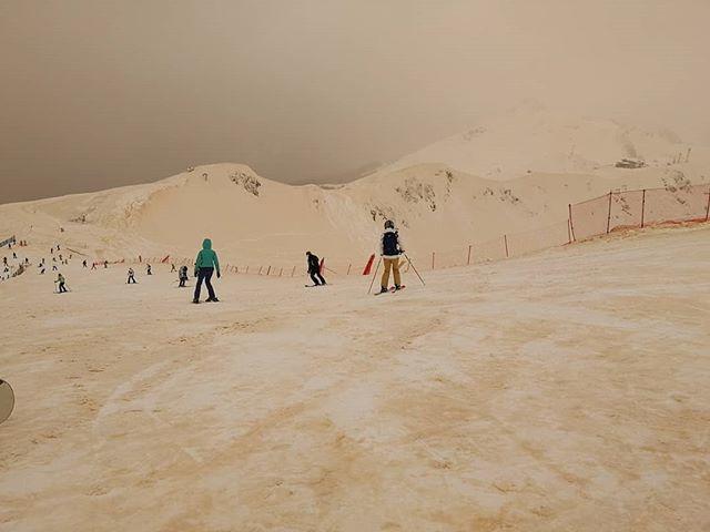 На горнолыжном курорте вместе со снегом выпал песок. Получилось как на Марсе