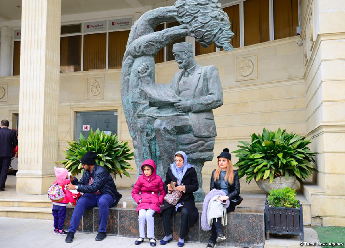 Празднование Новруза захватило туристов в Баку