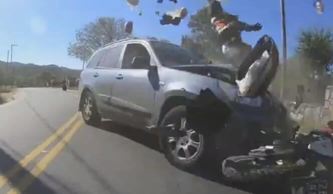 Мотоциклист попал «под раздачу», оказавшись на пути автомобиля в Аргентине