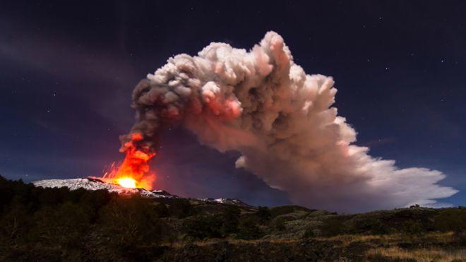Вулкан Этна сползает к морю