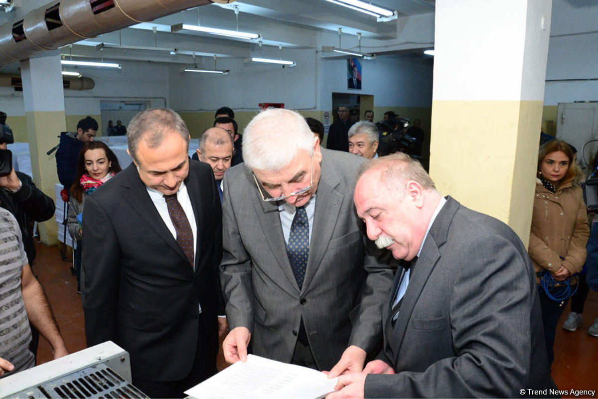 В Азербайджане началась печать избирательных бюллетеней для президентских выборов