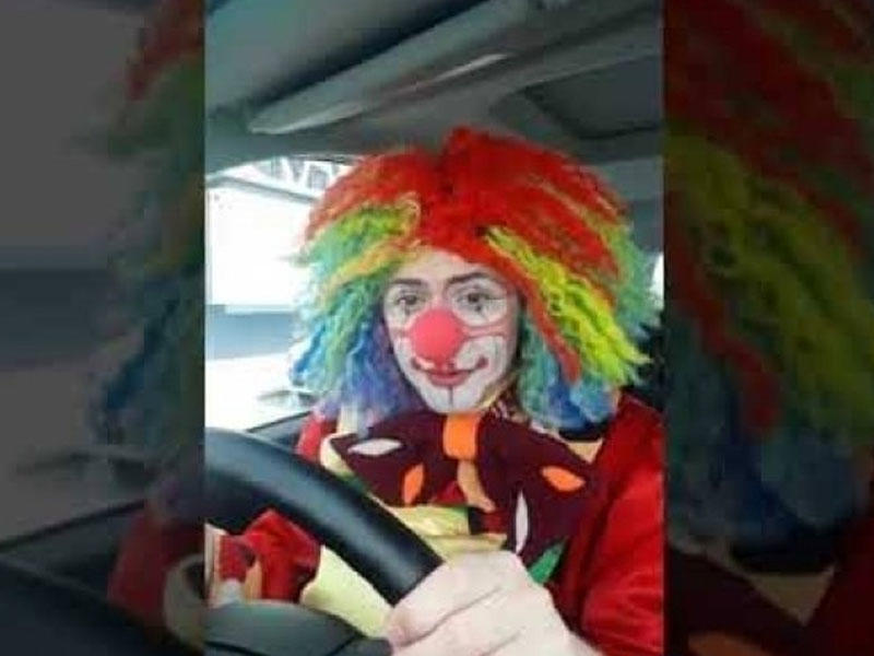 Автобус клоунов. Клоун за рулем. Автомобиль клоуна. Клоун водитель. Кдоун в машине.