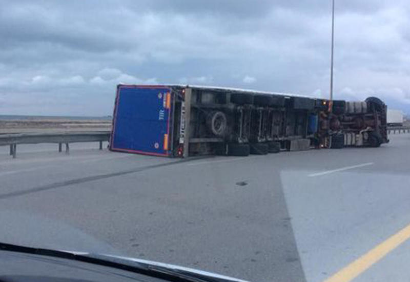В Баку в результате сильного ветра перевернулись 3 грузовика, есть пострадавшие