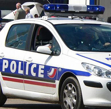 Во Франции мужчина попытался протаранить людей на машине