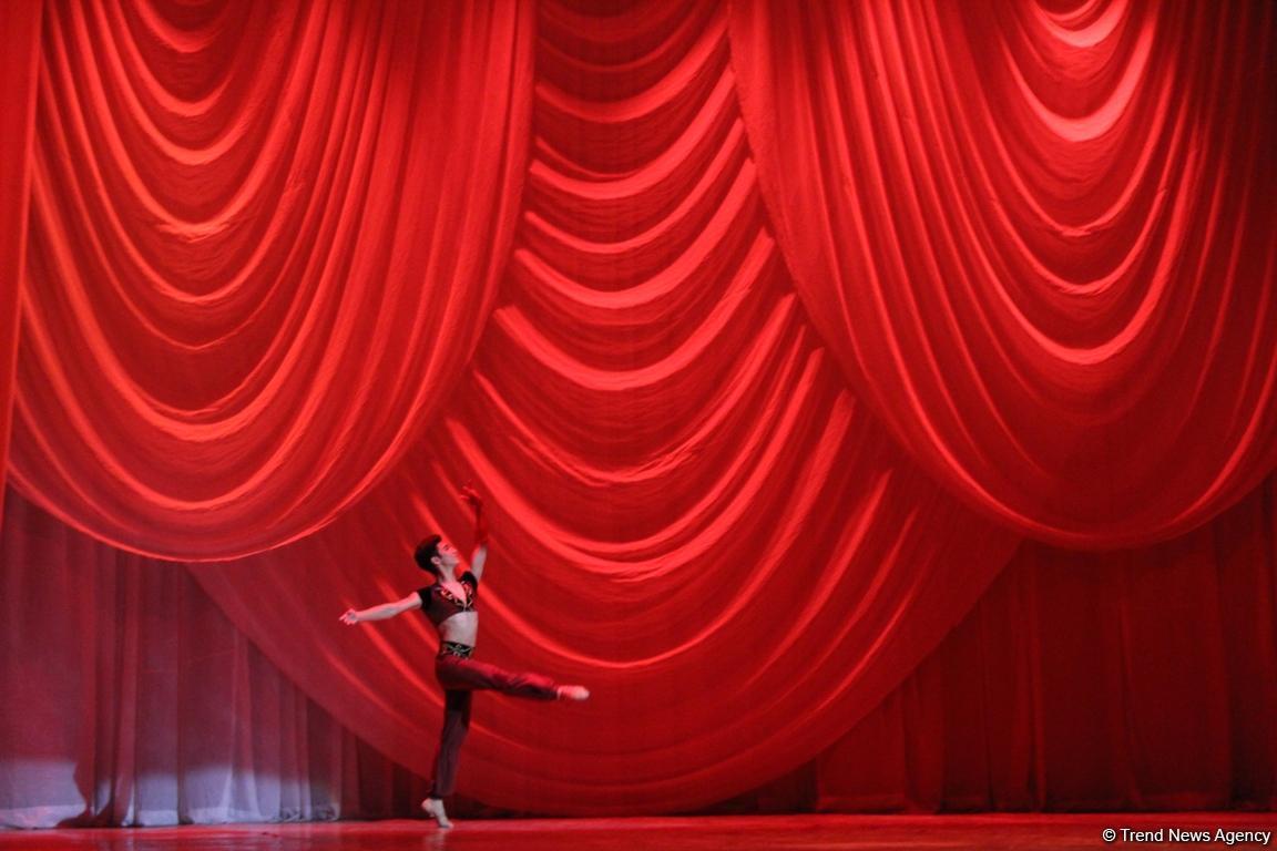 Пластичность и грация: гала-концерт учащихся Казахской национальной академии хореографии в Баку