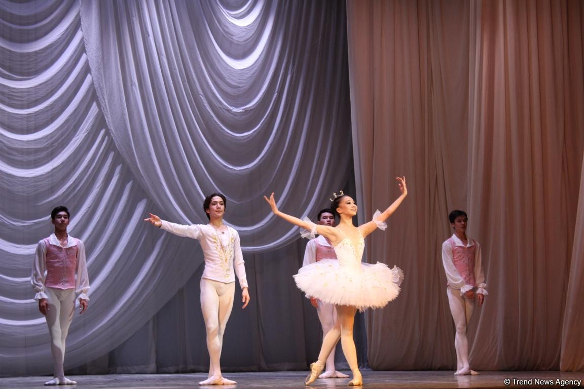 Пластичность и грация: гала-концерт учащихся Казахской национальной академии хореографии в Баку
