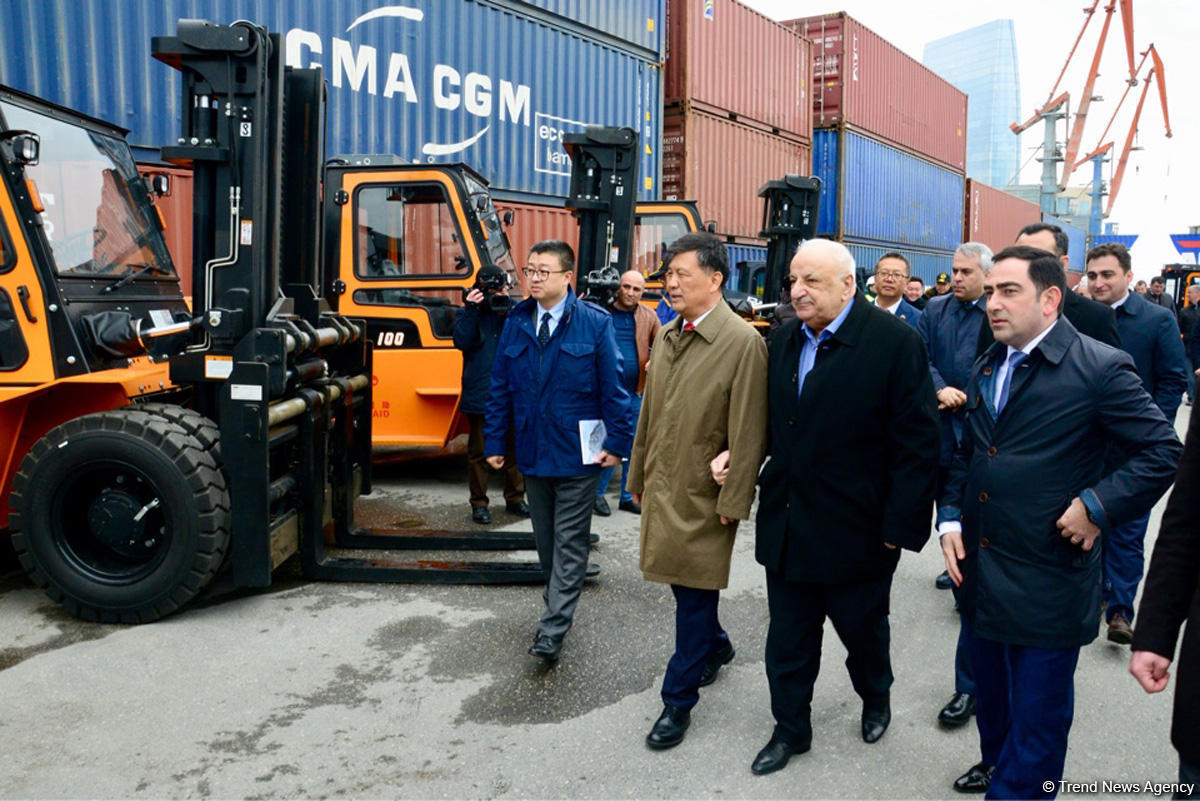Бакинский порт получил новые вилочные погрузчики из Китая