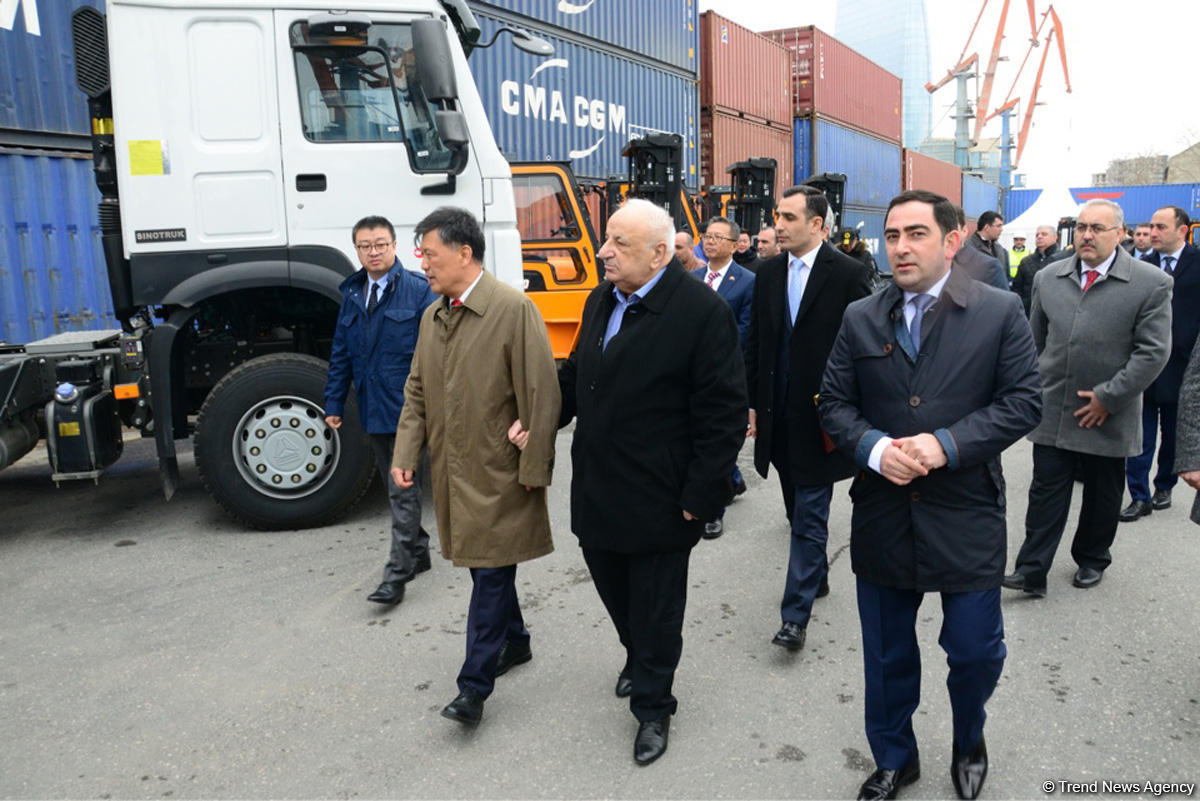 Бакинский порт получил новые вилочные погрузчики из Китая