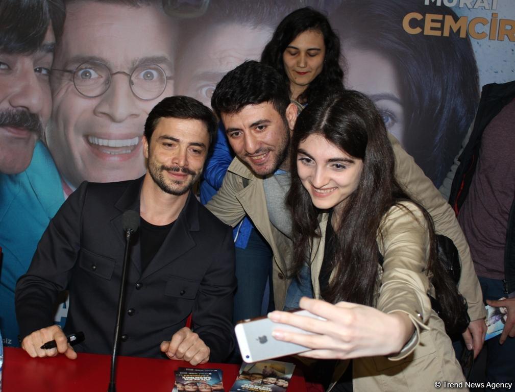 ÐÐ¶Ð¸Ð¾ÑÐ°Ð¶ Ð²Ð¾ÐºÑÑÐ³ Ð·Ð²ÐµÐ·Ð´ ÑÑÑÐµÑÐºÐ¾Ð³Ð¾ ÐºÐ¸Ð½Ð¾: Ð³Ð°Ð»Ð°-Ð²ÐµÑÐµÑ ÑÐ¸Ð»ÑÐ¼Ð° "Ailecek ÅaÅkÄ±nÄ±z" Ð² ÐÐ°ÐºÑ - Ð¤ÐÐ¢Ð