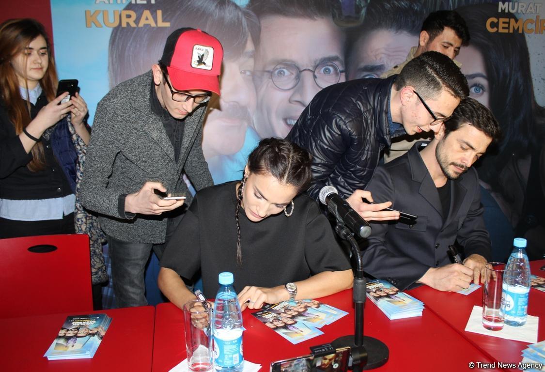 ÐÐ¶Ð¸Ð¾ÑÐ°Ð¶ Ð²Ð¾ÐºÑÑÐ³ Ð·Ð²ÐµÐ·Ð´ ÑÑÑÐµÑÐºÐ¾Ð³Ð¾ ÐºÐ¸Ð½Ð¾: Ð³Ð°Ð»Ð°-Ð²ÐµÑÐµÑ ÑÐ¸Ð»ÑÐ¼Ð° "Ailecek ÅaÅkÄ±nÄ±z" Ð² ÐÐ°ÐºÑ - Ð¤ÐÐ¢Ð