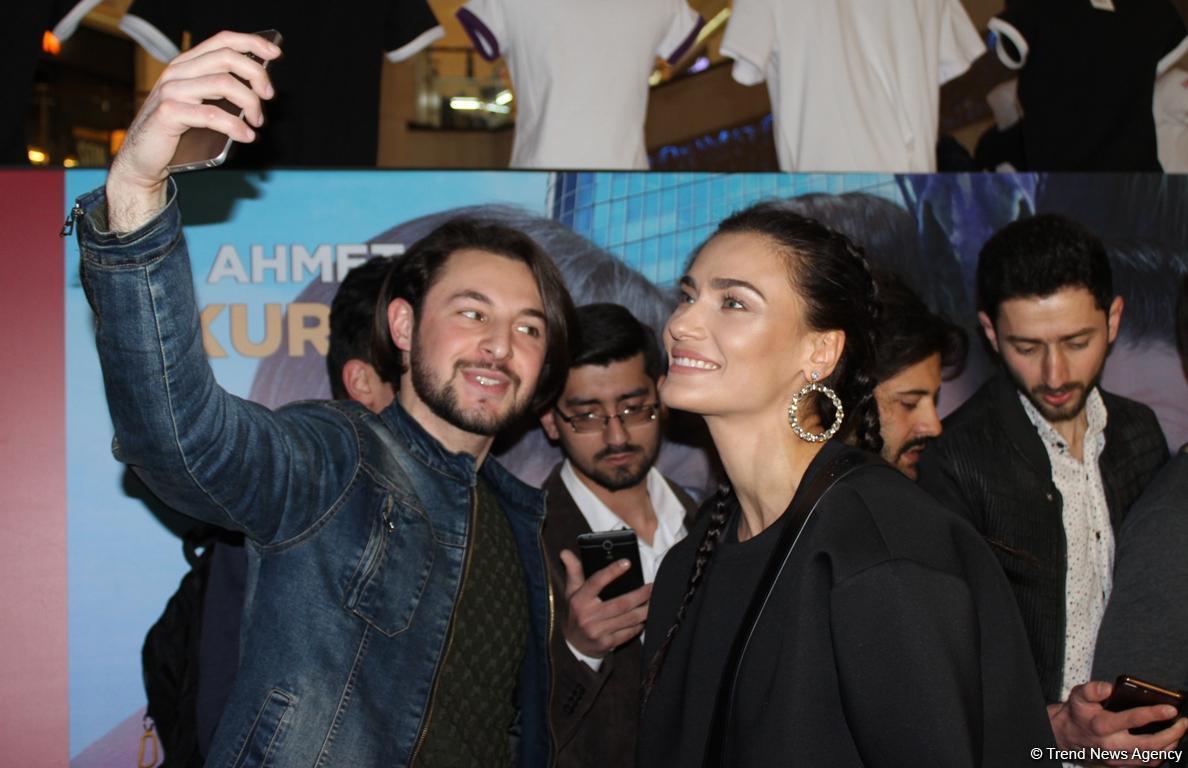 ÐÐ¶Ð¸Ð¾ÑÐ°Ð¶ Ð²Ð¾ÐºÑÑÐ³ Ð·Ð²ÐµÐ·Ð´ ÑÑÑÐµÑÐºÐ¾Ð³Ð¾ ÐºÐ¸Ð½Ð¾: Ð³Ð°Ð»Ð°-Ð²ÐµÑÐµÑ ÑÐ¸Ð»ÑÐ¼Ð° "Ailecek ÅaÅkÄ±nÄ±z" Ð² ÐÐ°ÐºÑ - Ð¤ÐÐ¢Ð