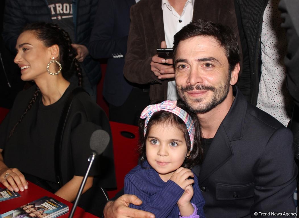 ÐÐ¶Ð¸Ð¾ÑÐ°Ð¶ Ð²Ð¾ÐºÑÑÐ³ Ð·Ð²ÐµÐ·Ð´ ÑÑÑÐµÑÐºÐ¾Ð³Ð¾ ÐºÐ¸Ð½Ð¾: Ð³Ð°Ð»Ð°-Ð²ÐµÑÐµÑ ÑÐ¸Ð»ÑÐ¼Ð° "Ailecek ÅaÅkÄ±nÄ±z" Ð² ÐÐ°ÐºÑ - Ð¤ÐÐ¢Ð