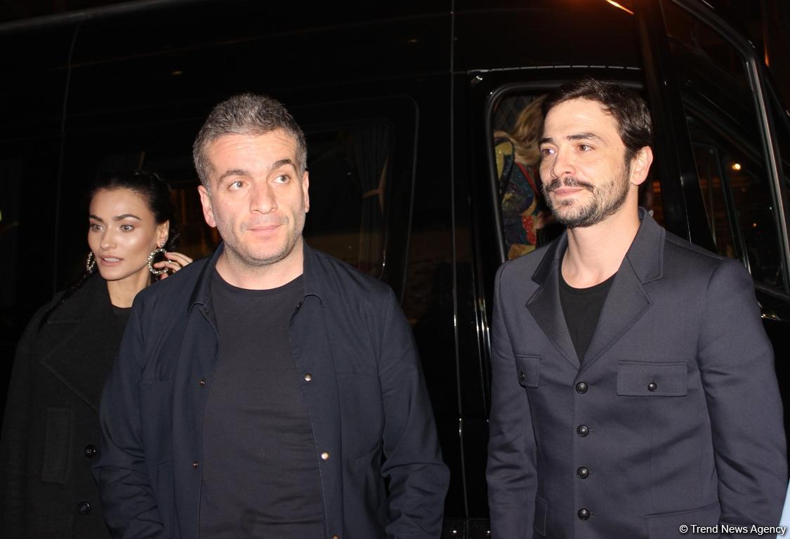 ÐÐ¶Ð¸Ð¾ÑÐ°Ð¶ Ð²Ð¾ÐºÑÑÐ³ Ð·Ð²ÐµÐ·Ð´ ÑÑÑÐµÑÐºÐ¾Ð³Ð¾ ÐºÐ¸Ð½Ð¾: Ð³Ð°Ð»Ð°-Ð²ÐµÑÐµÑ ÑÐ¸Ð»ÑÐ¼Ð° "Ailecek ÅaÅkÄ±nÄ±z" Ð² ÐÐ°ÐºÑ - Ð¤ÐÐ¢Ð