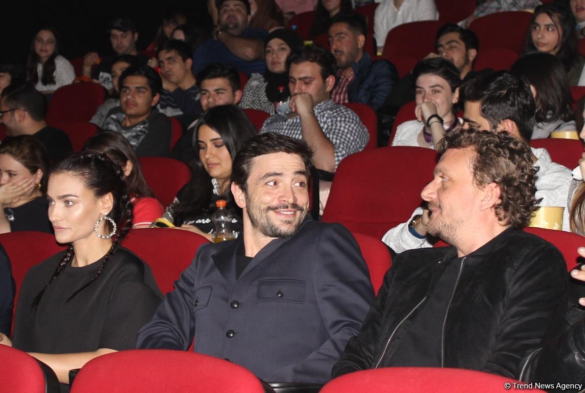 ÐÐ¶Ð¸Ð¾ÑÐ°Ð¶ Ð²Ð¾ÐºÑÑÐ³ Ð·Ð²ÐµÐ·Ð´ ÑÑÑÐµÑÐºÐ¾Ð³Ð¾ ÐºÐ¸Ð½Ð¾: Ð³Ð°Ð»Ð°-Ð²ÐµÑÐµÑ ÑÐ¸Ð»ÑÐ¼Ð° "Ailecek ÅaÅkÄ±nÄ±z" Ð² ÐÐ°ÐºÑ - Ð¤ÐÐ¢Ð