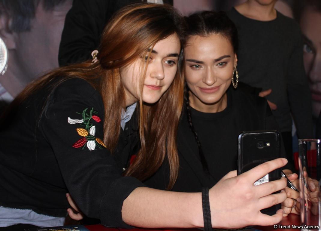 ÐÐ¶Ð¸Ð¾ÑÐ°Ð¶ Ð²Ð¾ÐºÑÑÐ³ Ð·Ð²ÐµÐ·Ð´ ÑÑÑÐµÑÐºÐ¾Ð³Ð¾ ÐºÐ¸Ð½Ð¾: Ð³Ð°Ð»Ð°-Ð²ÐµÑÐµÑ ÑÐ¸Ð»ÑÐ¼Ð° "Ailecek ÅaÅkÄ±nÄ±z" Ð² ÐÐ°ÐºÑ - Ð¤ÐÐ¢Ð