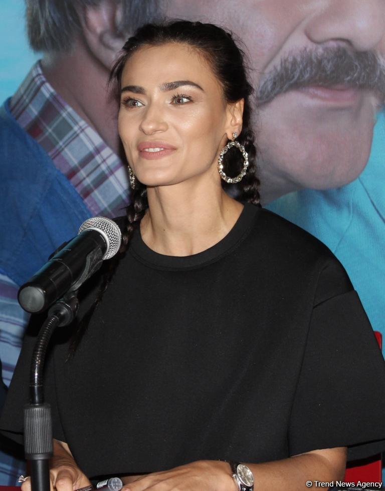 ÐÐ¶Ð¸Ð¾ÑÐ°Ð¶ Ð²Ð¾ÐºÑÑÐ³ Ð·Ð²ÐµÐ·Ð´ ÑÑÑÐµÑÐºÐ¾Ð³Ð¾ ÐºÐ¸Ð½Ð¾: Ð³Ð°Ð»Ð°-Ð²ÐµÑÐµÑ ÑÐ¸Ð»ÑÐ¼Ð° "Ailecek ÅaÅkÄ±nÄ±z" Ð² ÐÐ°ÐºÑ - Ð¤ÐÐ¢Ð