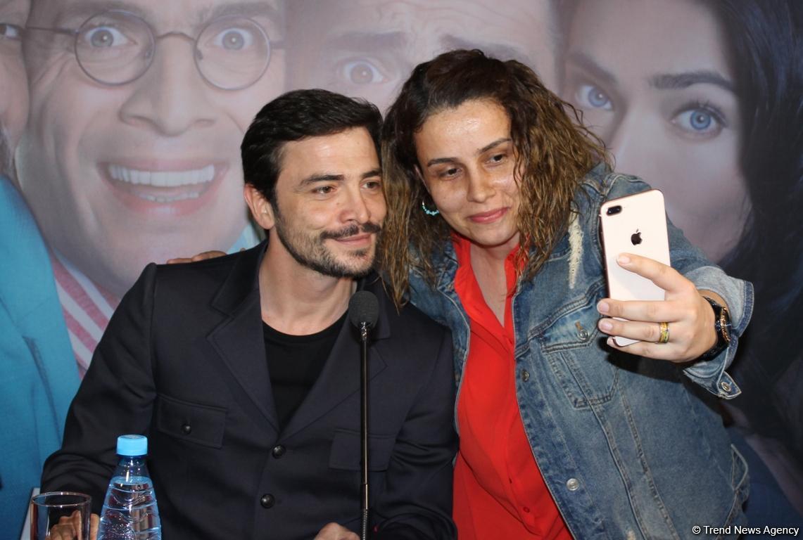 ÐÐ¶Ð¸Ð¾ÑÐ°Ð¶ Ð²Ð¾ÐºÑÑÐ³ Ð·Ð²ÐµÐ·Ð´ ÑÑÑÐµÑÐºÐ¾Ð³Ð¾ ÐºÐ¸Ð½Ð¾: Ð³Ð°Ð»Ð°-Ð²ÐµÑÐµÑ ÑÐ¸Ð»ÑÐ¼Ð° "Ailecek ÅaÅkÄ±nÄ±z" Ð² ÐÐ°ÐºÑ - Ð¤ÐÐ¢Ð