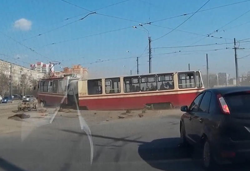 Трамвай с пассажирами сошел с рельсов и рассыпался в Петербурге