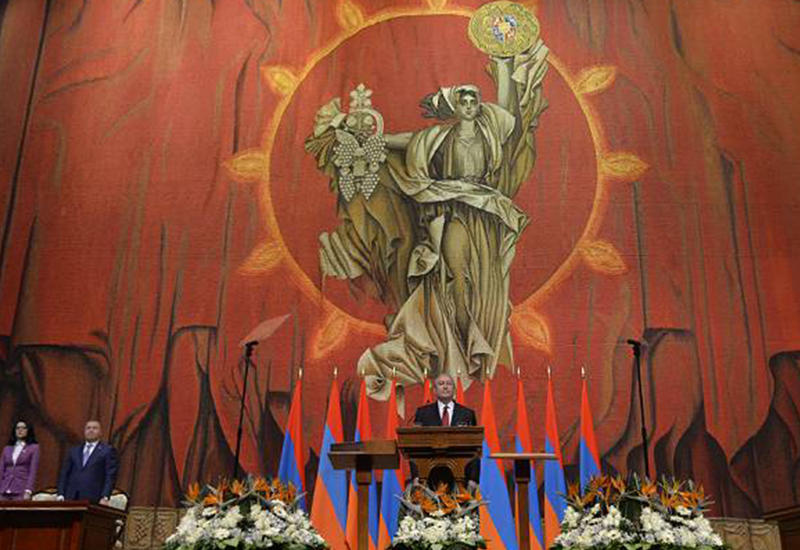 Новый президент Армении принес присягу на фоне "обнаженки" - Соцсети
