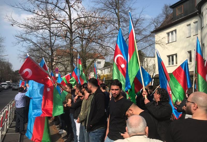 Азербайджанцы Германии провели акцию солидарности