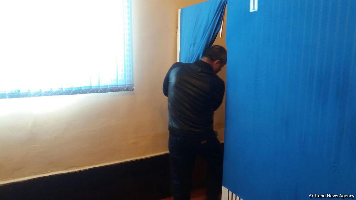 В исправительных учреждениях проходит голосование на президентских выборах в Азербайджане