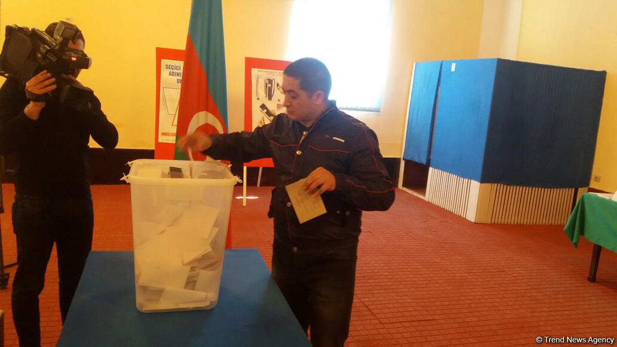 В исправительных учреждениях проходит голосование на президентских выборах в Азербайджане