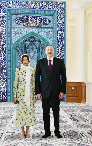 Президент Ильхам Алиев и его супруга Мехрибан Алиева приняли участие в открытии нового здания мечети Гаджи Джавад