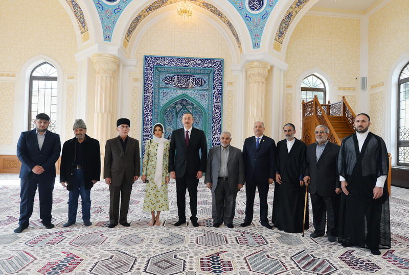 Президент Ильхам Алиев и его супруга Мехрибан Алиева приняли участие в открытии нового здания мечети Гаджи Джавад