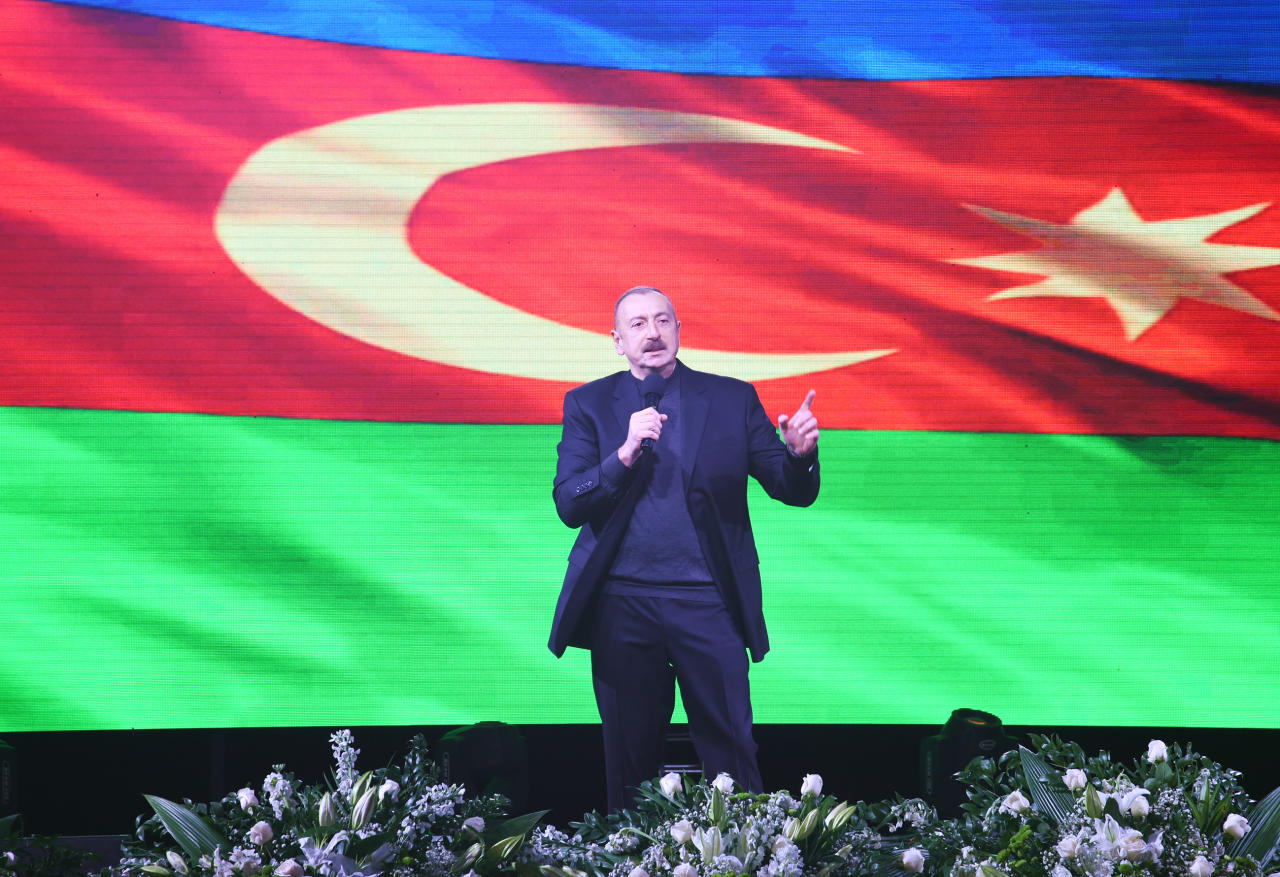 Президент Ильхам Алиев и его супруга Мехрибан Алиева приняли участие в концертной программе, приуроченной к уверенной победе на президентских выборах - ФОТО