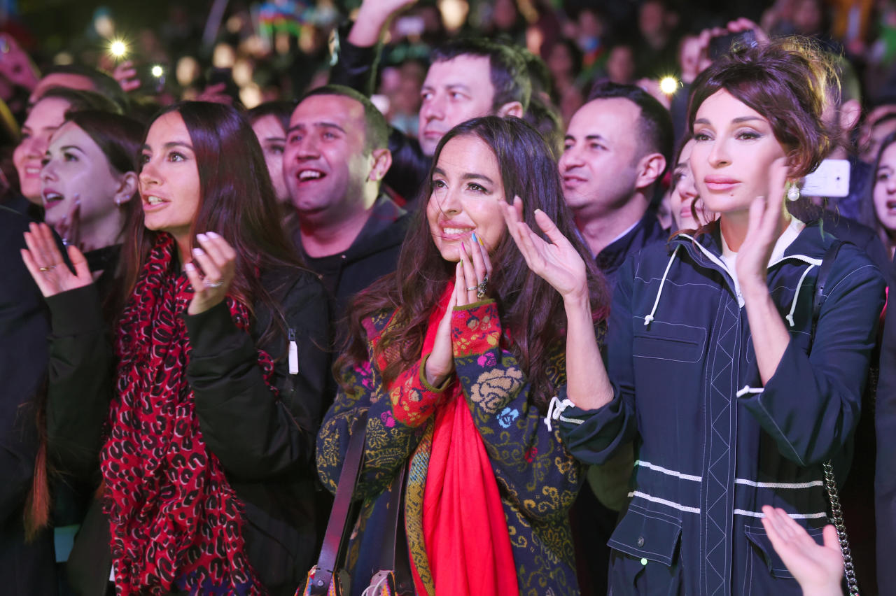 Президент Ильхам Алиев и его супруга Мехрибан Алиева приняли участие в концертной программе, приуроченной к уверенной победе на президентских выборах - ФОТО