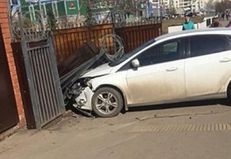 Таксист протаранил ворота полицейского участка, спасаясь от грабителей