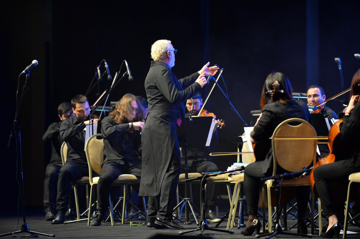 Симфонический оркестр исполнил хиты рок-музыки на сцене Дворца Гейдара Алиева