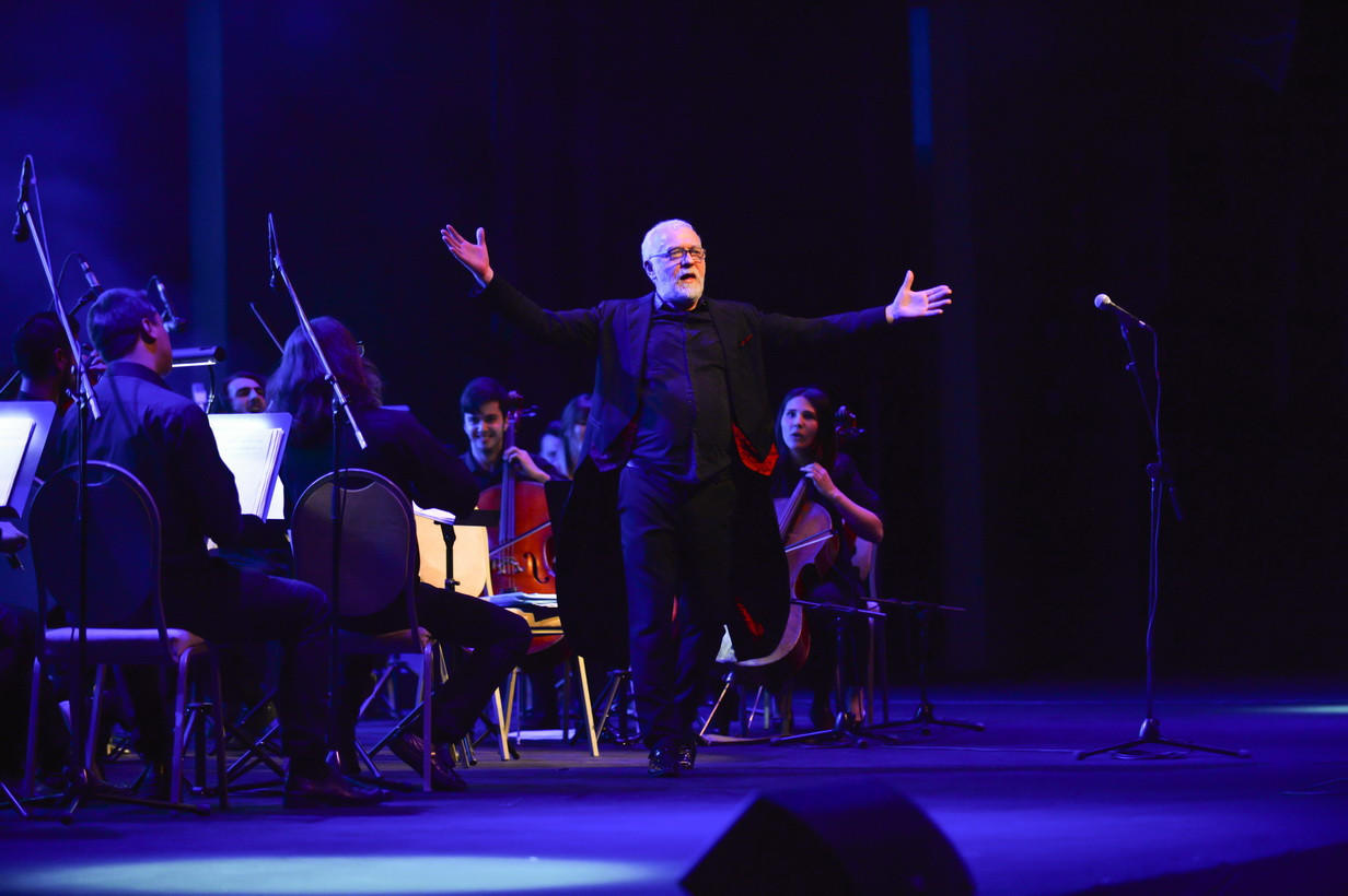 Симфонический оркестр исполнил хиты рок-музыки на сцене Дворца Гейдара Алиева