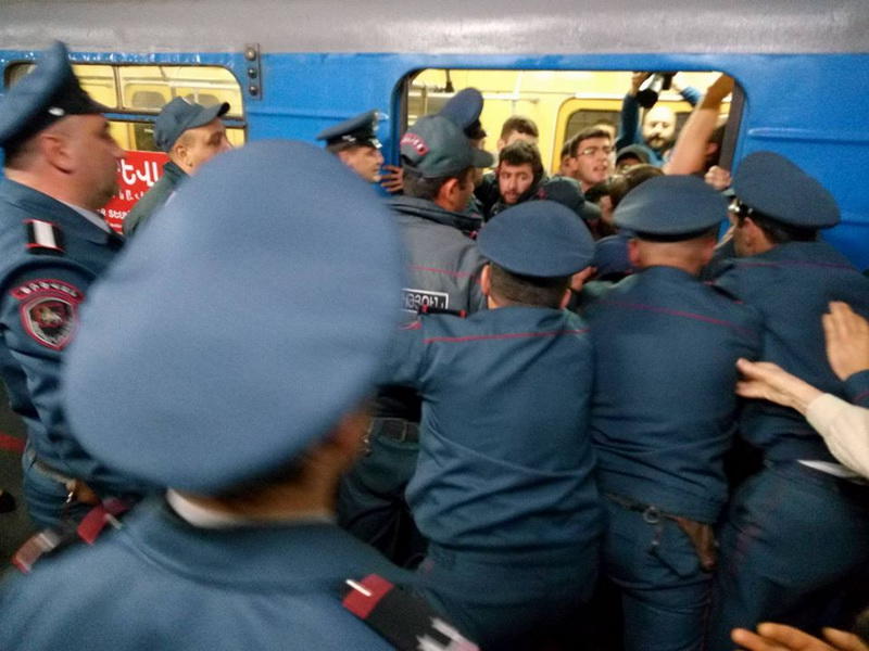 Столкновение между протестующими и полицией на станции метро в Ереване