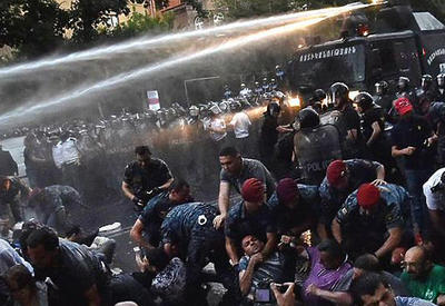В Ереване митингующие намерены ночевать у парламента