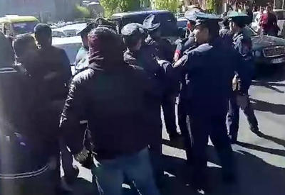 Черный Галендваген протаранил участников акции протеста в Ереване <span class="color_red">- ВИДЕО</span>