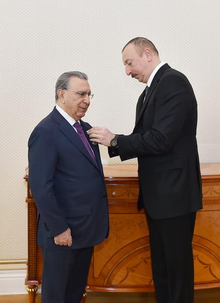 Президент Ильхам Алиев наградил Рамиза Мехтиева орденом "Шохрат"