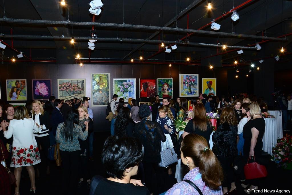 В Port Baku Mall открылась выставка 18 талантливых женщин-художниц "Вечная сила цвета"