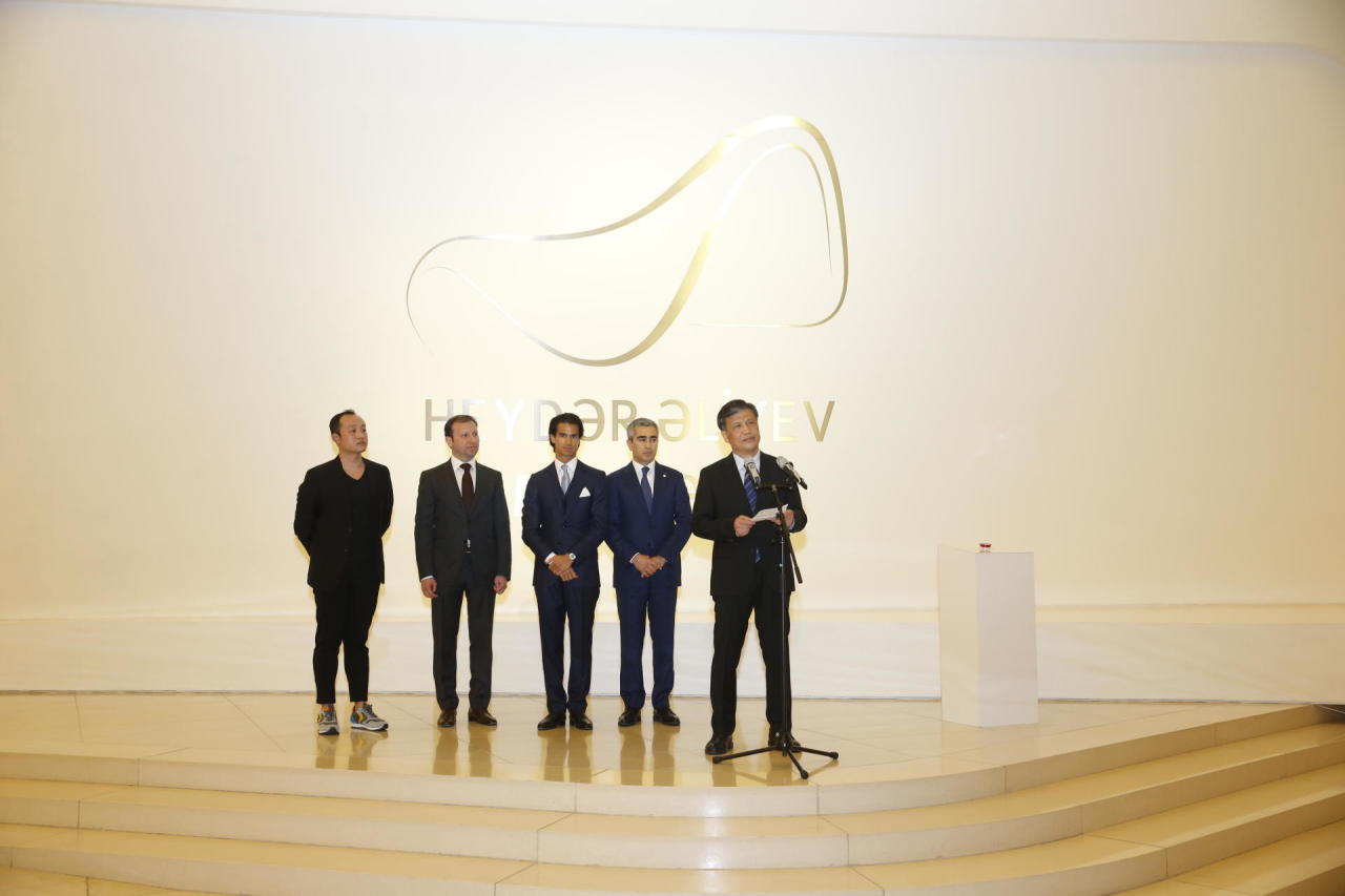 В Центре Гейдара Алиева открылась выставка китайского художника Ванг Юянга