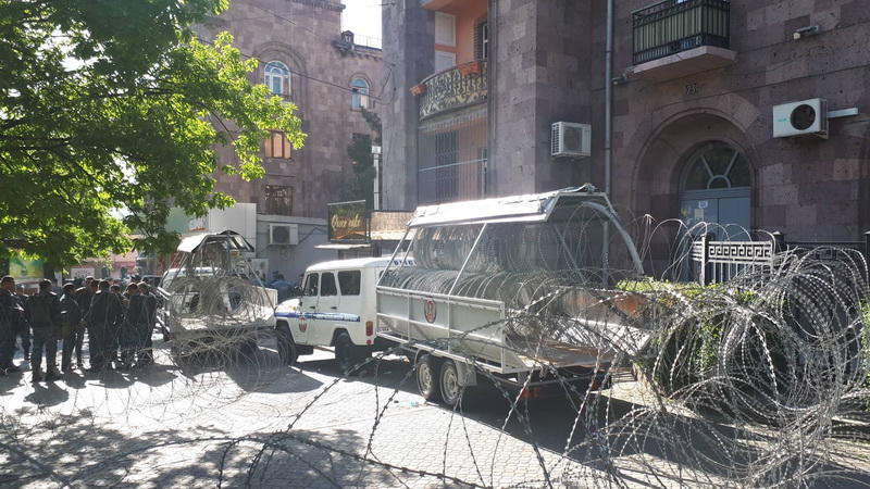 Армянская оппозиция заблокировала государственные учреждения в Ереване