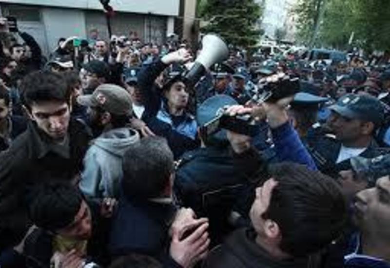 Yerevanda etirazlar davam edir: polisin çağırışına məhəl qoyulmadı