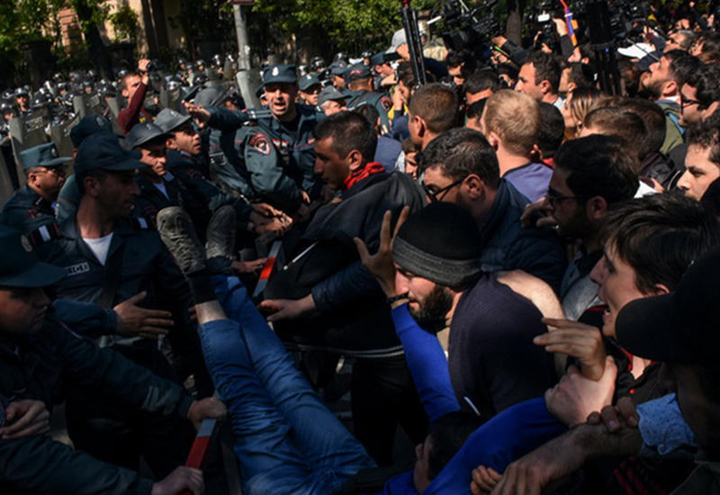 В Ереване полицией задержаны 25 студентов