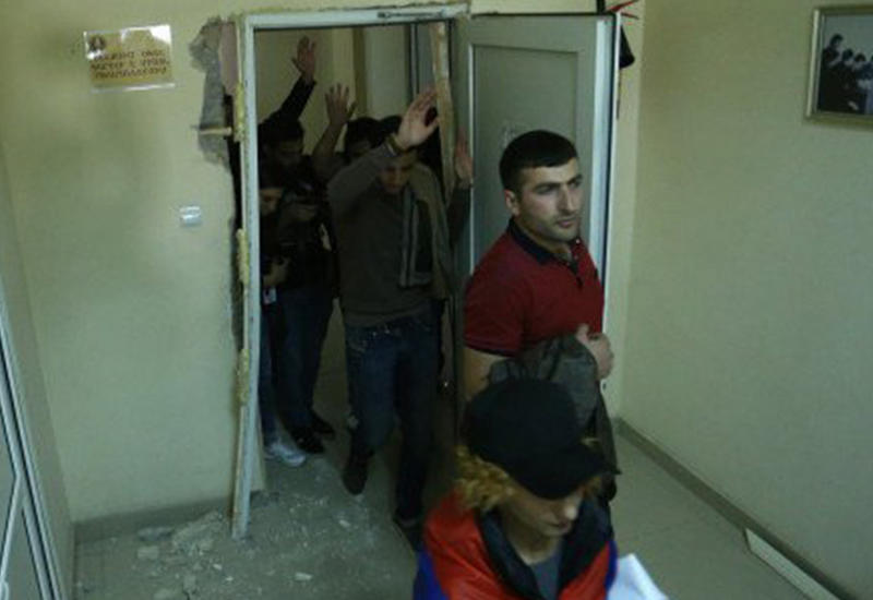 За вторжение в здание Общественного радио Армении задержаны двое активистов