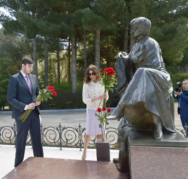 Президент Ильхам Алиев и члены его семьи посетили могилу Общенационального лидера Гейдара Алиева