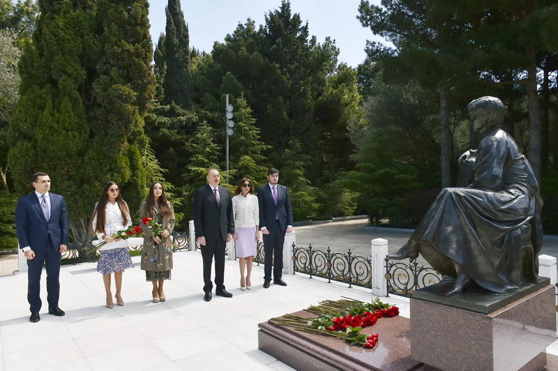Президент Ильхам Алиев и члены его семьи посетили могилу Общенационального лидера Гейдара Алиева