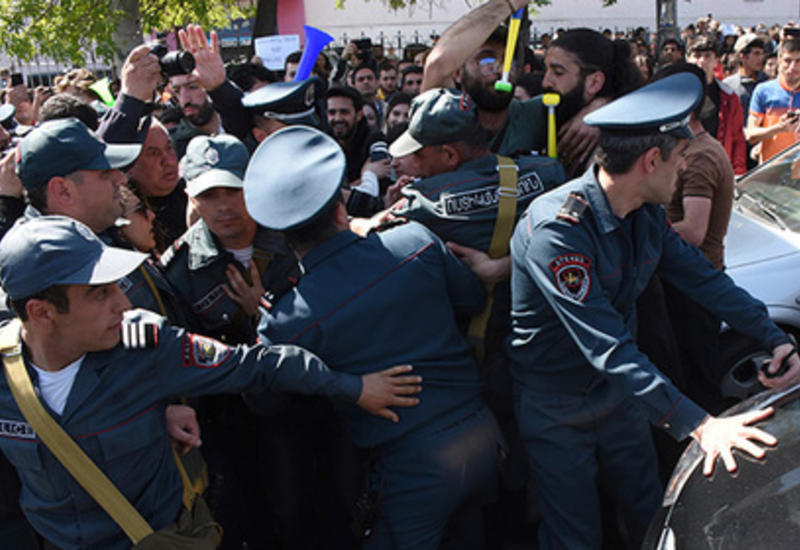 Полиция переходит на сторону протестующих в Ереване